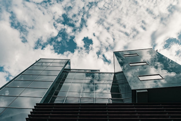 Lage hoek van een modern gebouw tegen een bewolkte lucht