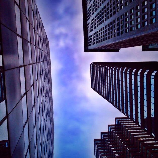 Foto lage hoek van een modern gebouw tegen een bewolkte lucht