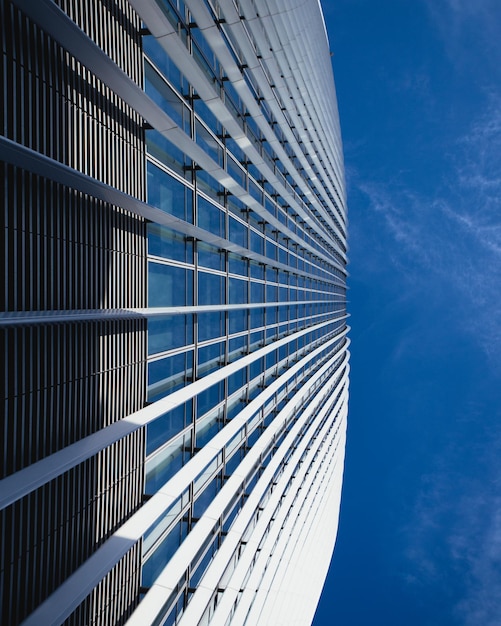 Lage hoek van een modern gebouw tegen een blauwe hemel