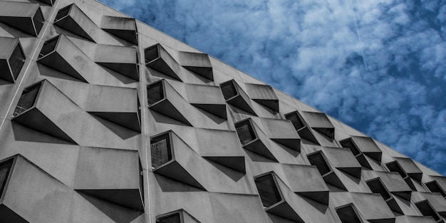 Lage hoek van een modern gebouw tegen een blauwe hemel