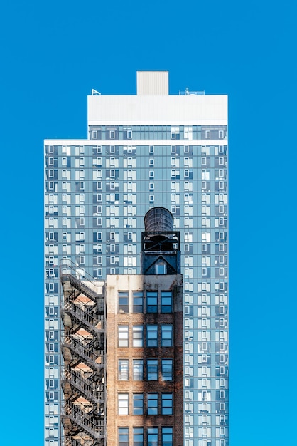 Lage hoek van een modern gebouw tegen een blauwe hemel