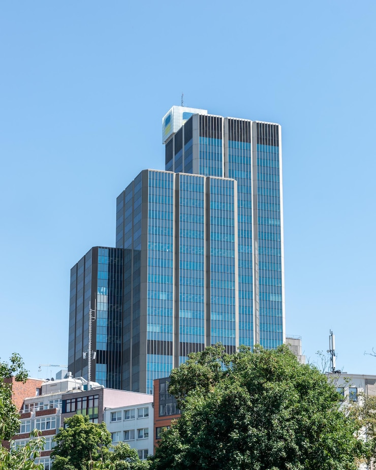 Foto lage hoek van een modern gebouw tegen een heldere blauwe lucht