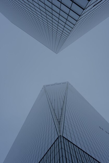 Foto lage hoek van een modern gebouw tegen een heldere hemel