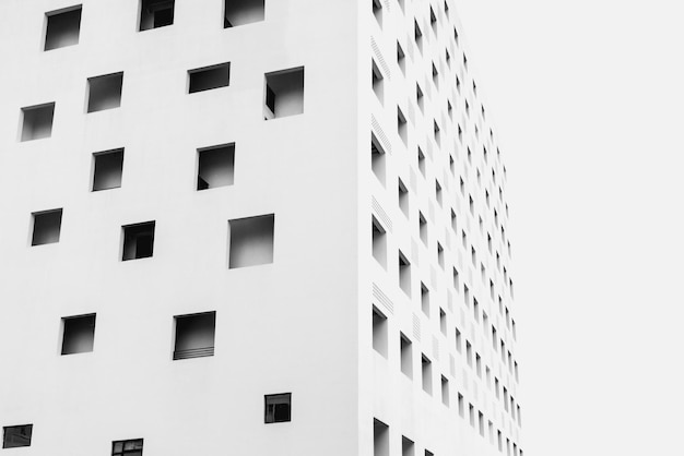 Lage hoek van een modern gebouw tegen een heldere hemel