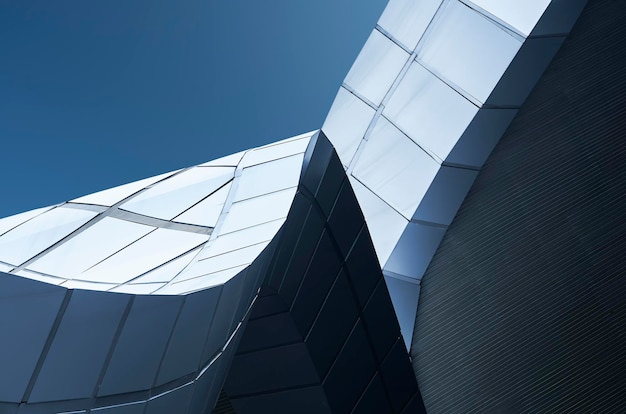 Lage hoek van een modern gebouw tegen een heldere lucht