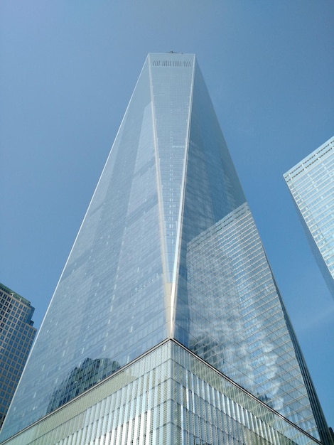 Foto lage hoek van een modern gebouw tegen een heldere lucht