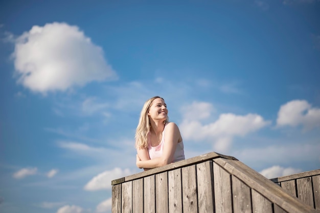 Foto lage hoek van een mooie vrouw die tegen de lucht staat