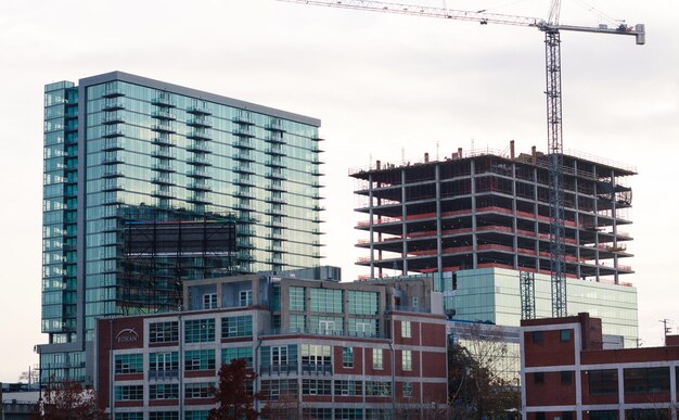 Lage hoek van een onvolledig modern gebouw tegen de lucht