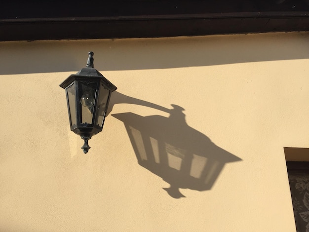 Foto lage hoek van een op de muur hangende lamp