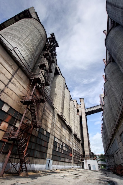 Lage hoek van een oud industrieel gebouw in Rusland