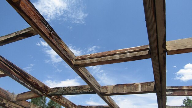 Foto lage hoek van een oude houten structuur tegen een blauwe lucht