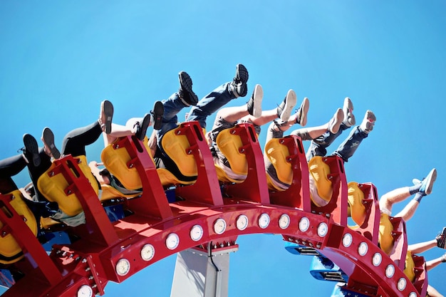 Lage hoek van een pretpark tegen een heldere blauwe hemel