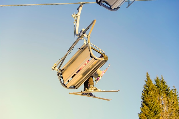 Lage hoek van een pretpark tegen een heldere lucht