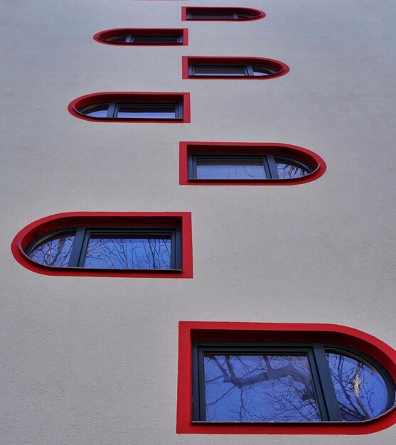Foto lage hoek van een rood glazen raam op een gebouw