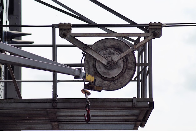 Lage hoek van een touw vastgebonden aan een brug tegen de lucht