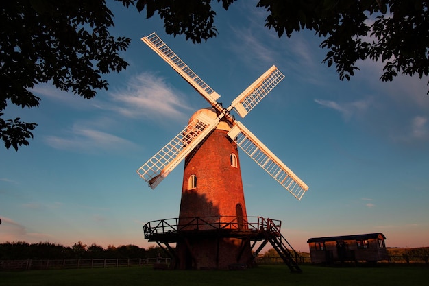Lage hoek van een traditionele windmolen op het veld tegen de lucht