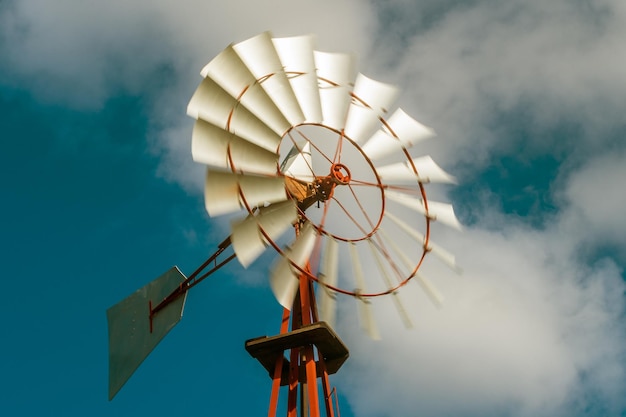 Foto lage hoek van een traditionele windmolen tegen de lucht