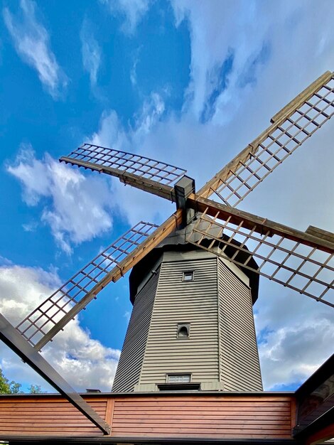 Foto lage hoek van een traditionele windmolen tegen de lucht