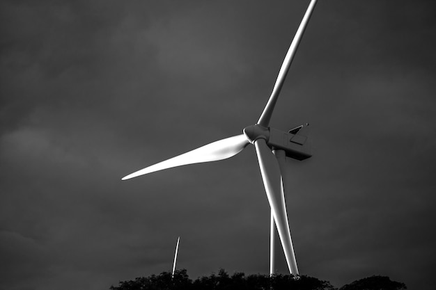 Foto lage hoek van een traditionele windmolen tegen de lucht