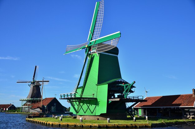 Foto lage hoek van een traditionele windmolen tegen een blauwe hemel