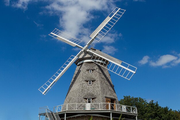 Lage hoek van een traditionele windmolen tegen een blauwe hemel