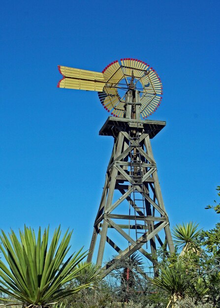 Foto lage hoek van een traditionele windmolen tegen een heldere blauwe lucht