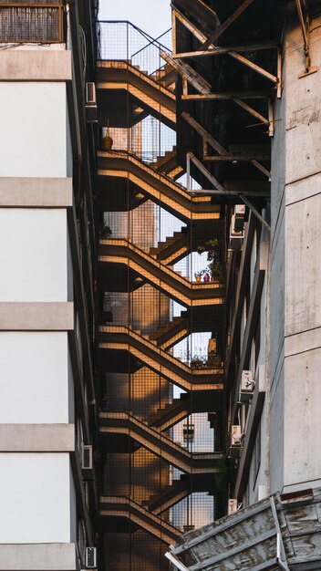 Foto lage hoek van een trap in een gebouw