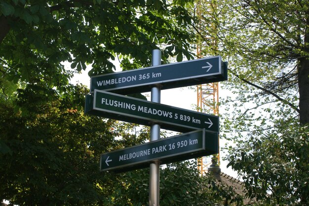 Foto lage hoek van een verkeersbord tegen bomen