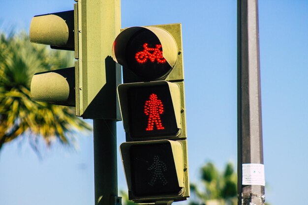 Foto lage hoek van een verkeersbord tegen de lucht