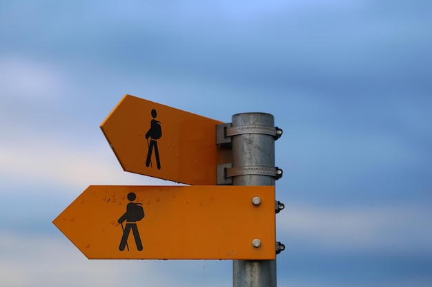 Lage hoek van een verkeersbord tegen de lucht