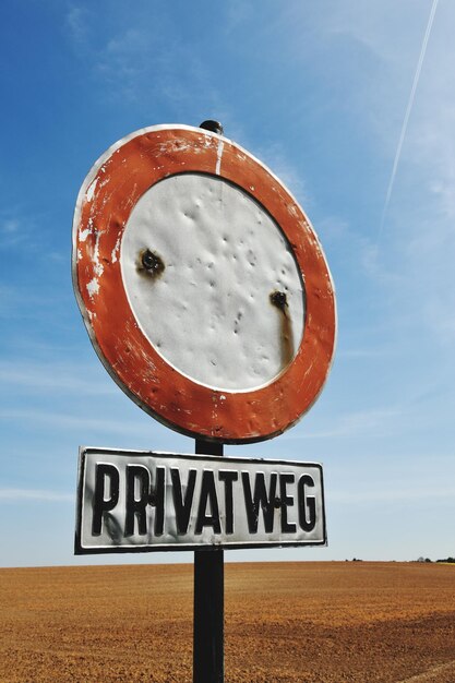 Foto lage hoek van een verkeersbord tegen de lucht