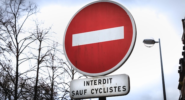 Foto lage hoek van een verkeersbord tegen de lucht