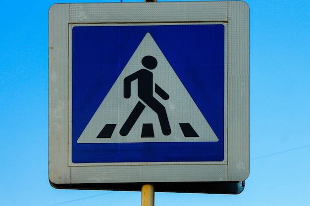 Lage hoek van een verkeersbord tegen een blauwe hemel