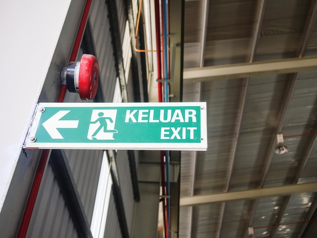 Lage hoek van een verkeersbord tegen een gebouw