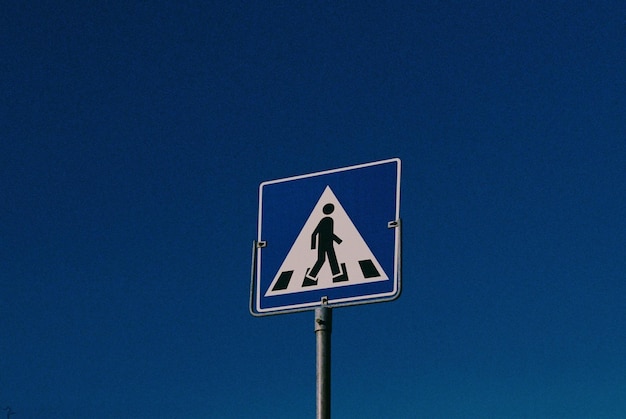 Lage hoek van een verkeersbord tegen een heldere blauwe lucht