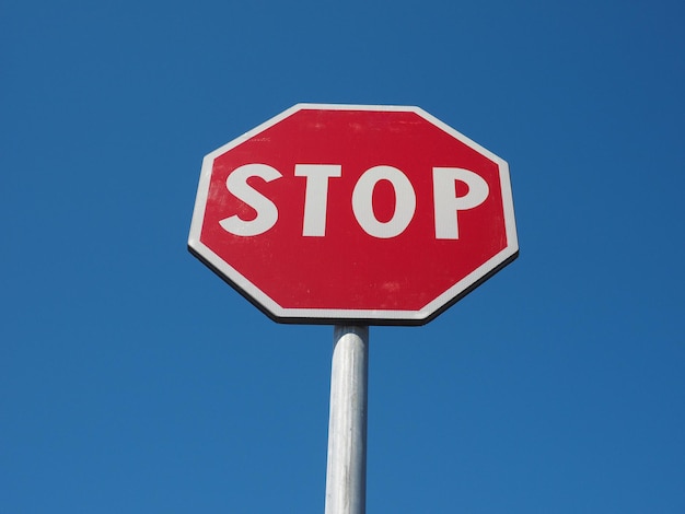 Lage hoek van een verkeersbord tegen een heldere blauwe lucht