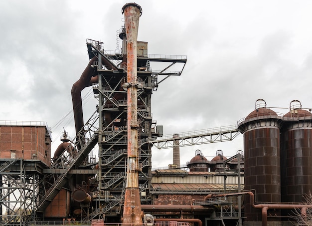 Lage hoek van een verlaten fabriek