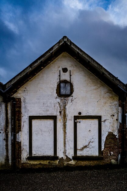Foto lage hoek van een verlaten huis tegen de lucht
