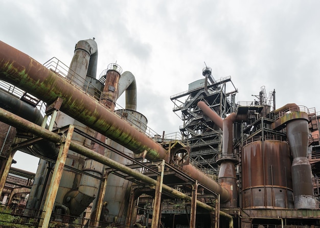 Lage hoek van een verlaten industrie in het landschaftspark