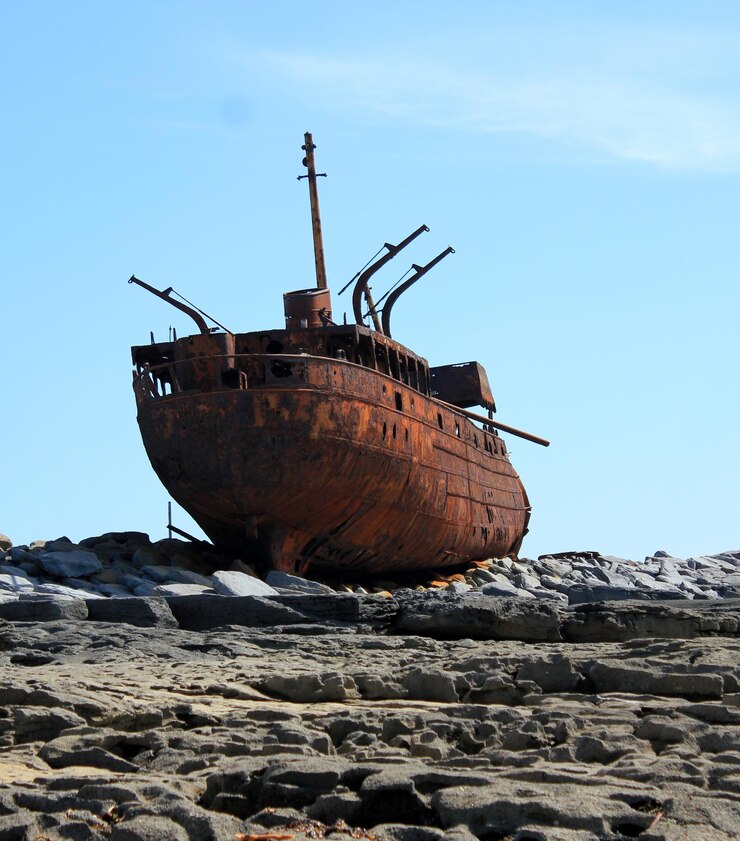 Foto lage hoek van een verlaten schip op het land tegen de lucht