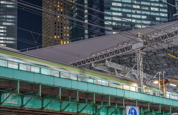 Foto lage hoek van een verlicht gebouw in de stad