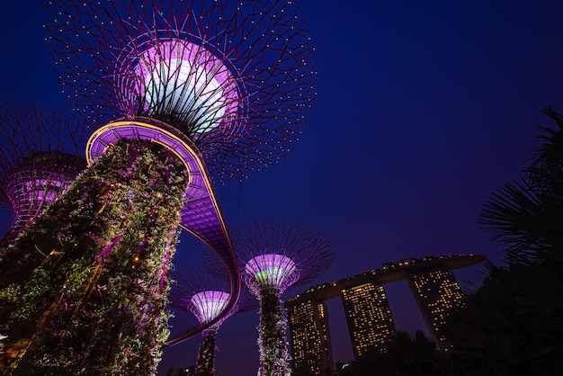 Lage hoek van een verlicht pretpark in de stad's nachts