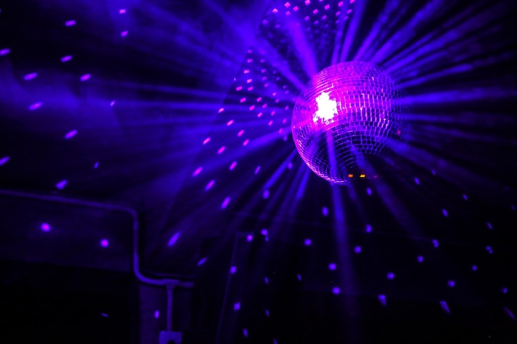 Foto lage hoek van een verlichte disco bal in een nachtclub