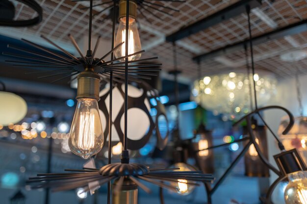 Foto lage hoek van een verlichte hanglamp die in een restaurant hangt
