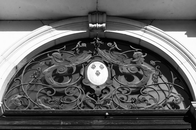 Lage hoek van een verlichte kroonluchter in een gebouw