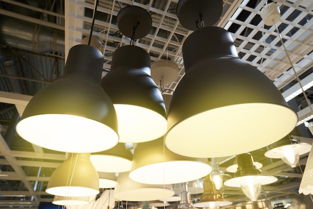 Lage hoek van een verlichte lamp op tafel in een restaurant