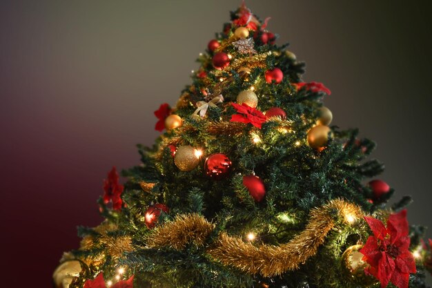 Lage hoek van een versierde kerstboom