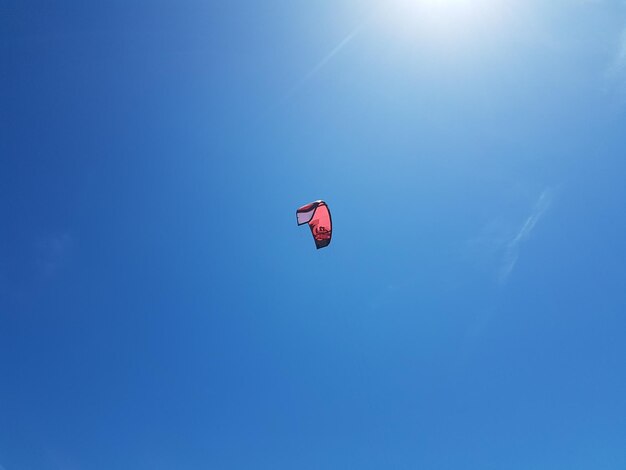 Lage hoek van een vlieger die in de lucht vliegt