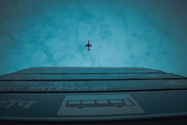 Foto lage hoek van een vliegtuig dat in de lucht vliegt