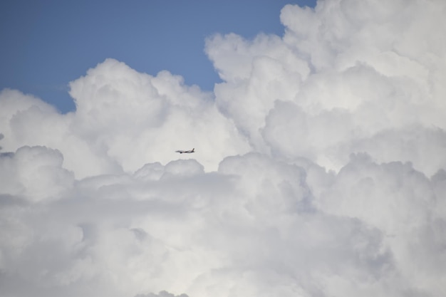 Lage hoek van een vliegtuig dat in de lucht vliegt